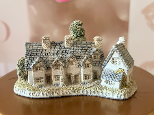 "Craftsmen's Cottages" miniature David Winter (85)