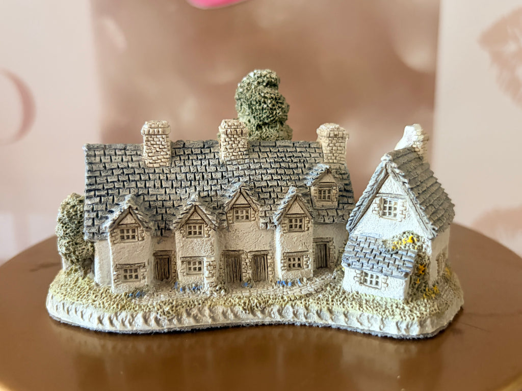 "Craftsmen's Cottages" miniature David Winter (85)